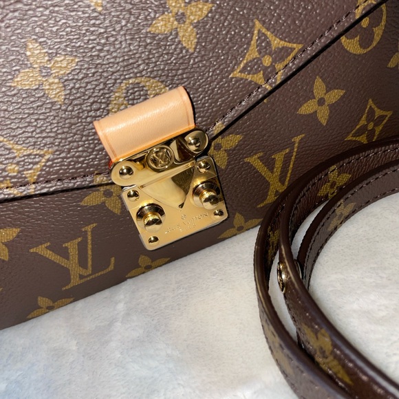 Louis Vuitton East West Pochette Metis - Picture 3 of 13